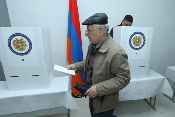 Ermenistan halkı erken seçim için sandık başında
