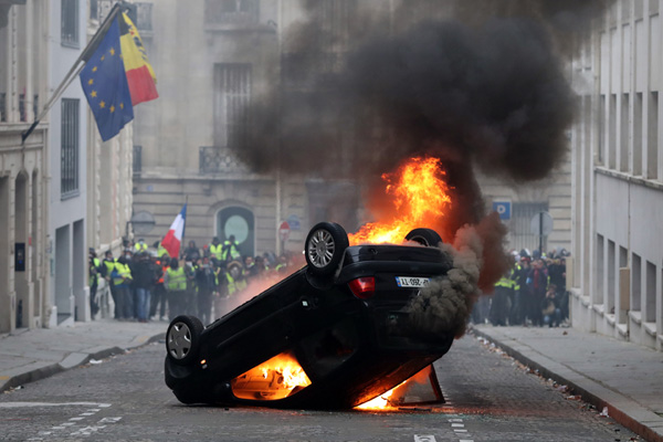 Fransa sokakları savaş alanına döndü: 974 gözaltı, 118 yaralı
