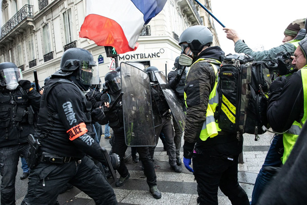 Fransız polisinin ateş açtığı gencin parmakları koptu