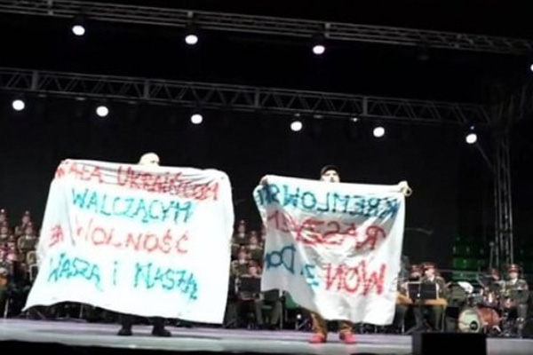 Rus Kızılordu Korosu'nun konserini Ukraynalılar bastı