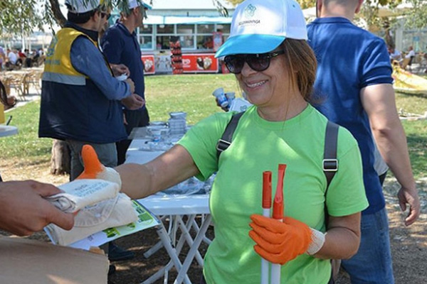 Vatandaşlara file ve bez torba dağıtılıyor