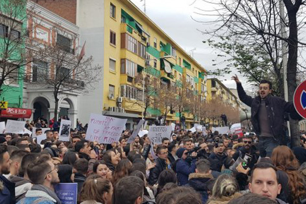 Arnavutluk'ta öğrencilerden 'harç' protestosu