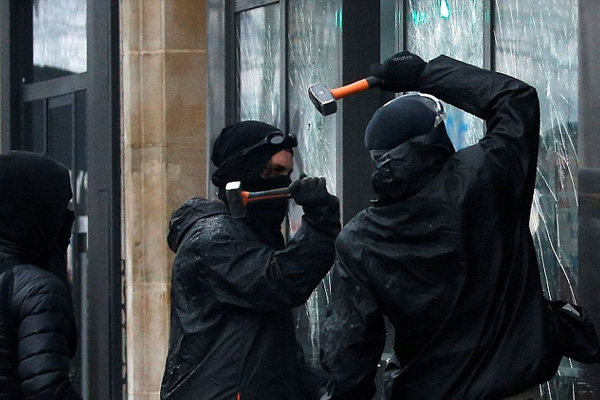 Sarı yeleklilerin protestoları Fransa ekonomisini vurdu