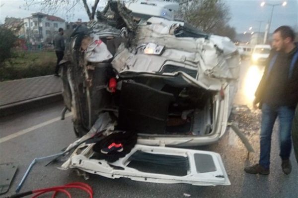 Çanakkale'de işçileri taşıyan minibüs ile tır çarpıştı: Çok sayıda ölü ve yaralı var