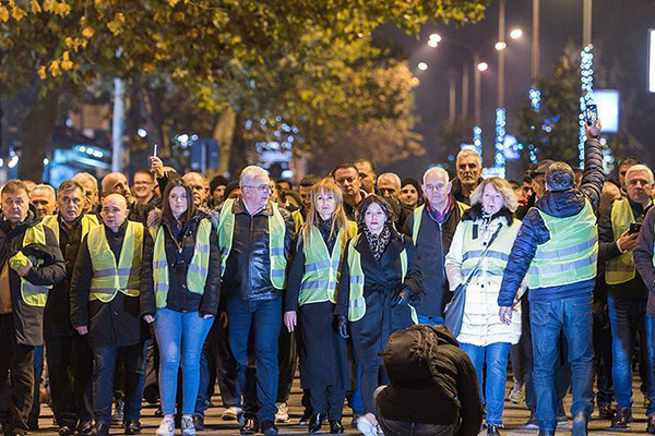 Karadağ'da 'sarı yelekli' protesto