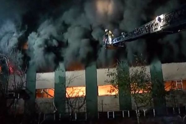 Yangın Maltepe'de bir fabrikayı kül etti