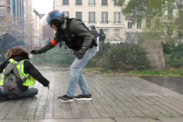 Fransa'da polis eylemci kadını saçından tutarak sürükledi