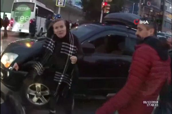 Yol verme kavgası trafiği felç etti