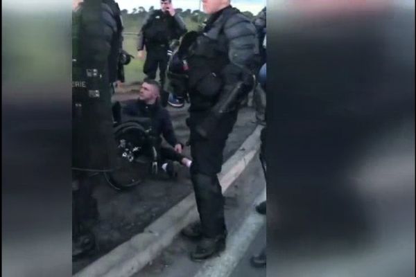 Fransa polisi engellilere bile acımıyor