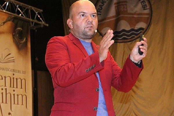 Tarihçi yazar Talha Uğurluel FETÖ'den gözaltına alındı