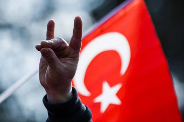 Almanya'da bozkurt ve rabia işaretinin yasaklanması reddedildi