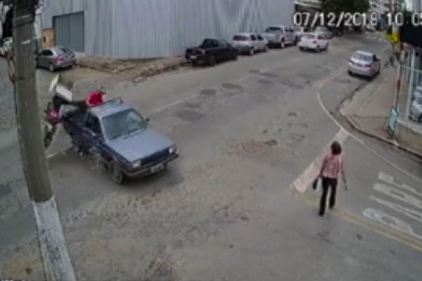 Çarptığı kamyonetin kasasına düşüp ölümden döndü