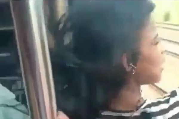 Tren'in kapısından sarkan kadın ölümden döndü