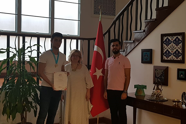 Tayland'da bilim ödülü kazanan öğrenciye Büyükelçi Akgün'den tebrik
