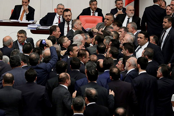 TBMM’de bütçe görüşmeleri sırasında kavga çıktı