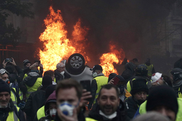 Macron’un teklifleri Sarı Yelekliler'i ikiye böldü