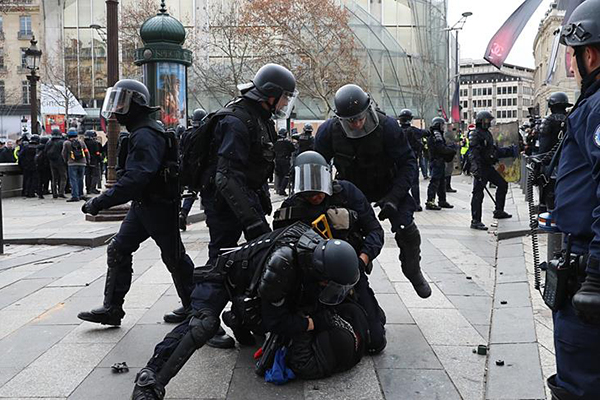 Fransa'daki gösterilerde 4 bin 99 gözaltı