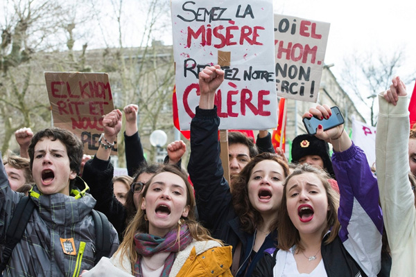 Sarı yeleklilerin beraberinde öğrencilerde eylemde: Fransa'da eğitime ara verildi