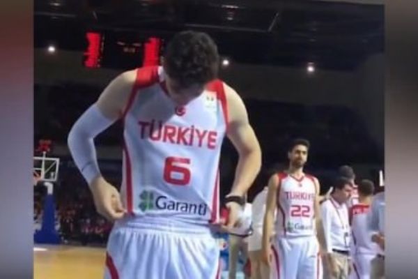 Milli Basketçi, her maç öncesi Hz. Muhammed'in sünnetini uyguluyor