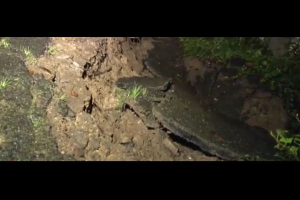 Beşiktaş'ta toprak kaydı bir ev zarar gördü