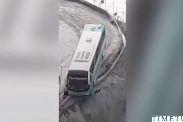 Otobüs uçurumun kenarında asılı kaldı