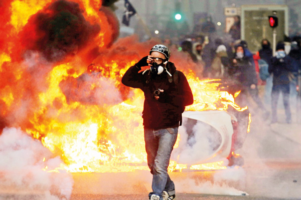 Fransa'da halkın yüzde 54'ü eylemlerin sona ermesini istiyor