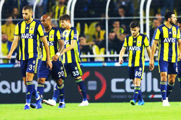 Fenerbahçe'de iki futbolcu arasında tartışma