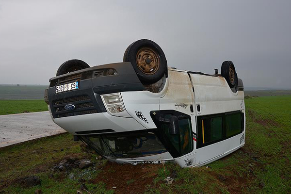 Şanlıurfa'da öğretmenleri taşıyan minibüs devrildi: 13 yaralı