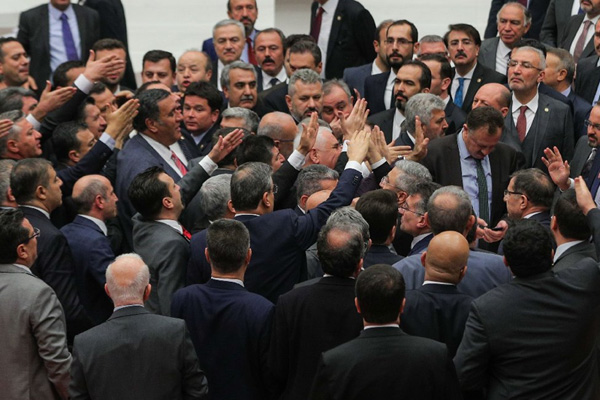 Meclis'te AK Parti ile CHP arasında FETÖ kavgası