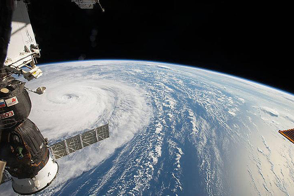 Rus kozmonotlar uzay aracındaki deliği inceleyecek