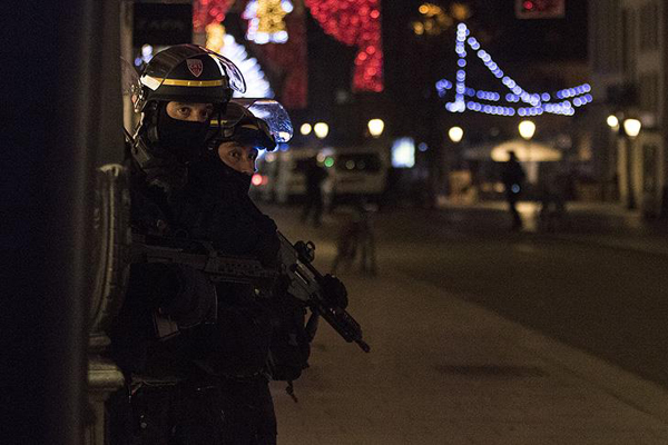 Fransa'da 'acil saldırı uyarısı' seviyesine geçildi