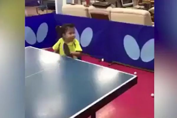 Çinli küçük çocuğun tenis antrenmanı görenleri şaşırttı