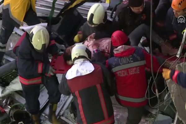 YHT kazasında yaralı yolcuların kurtarılma anı