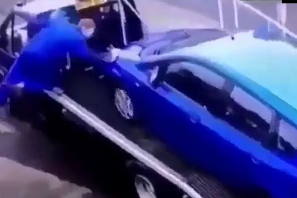 Arabayı çekiciye yükleyen adamın zor anları