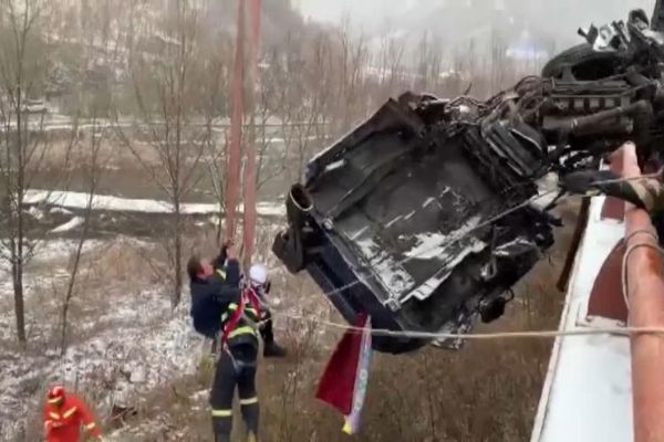 TIR viyadükte asılı kaldı