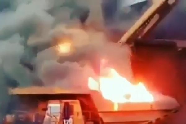 Kamyonlarla lav taşıyorlar