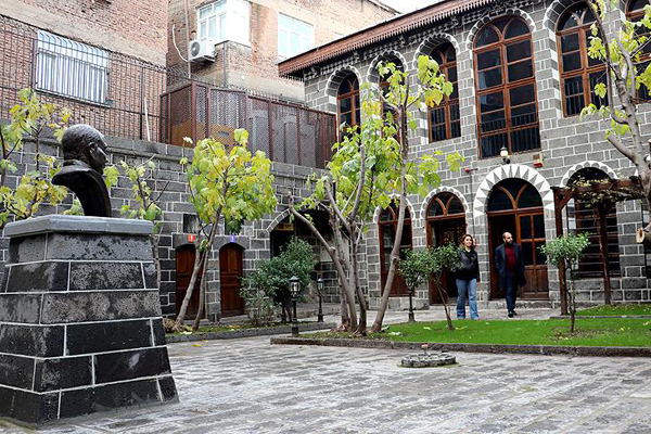 Teröristlerin yaktığı müze kapılarını açtı