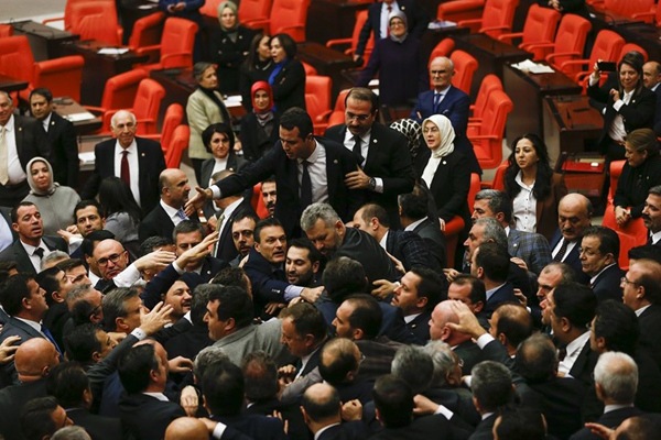 Mecliste tansiyon yükseldi