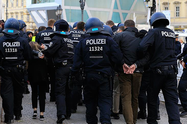 Almanya'da polise 'olağanüstü' yeni yetkiler