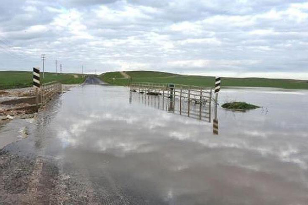 Şanlıurfa'da sağanak nedeniyle köprü ulaşıma kapandı
