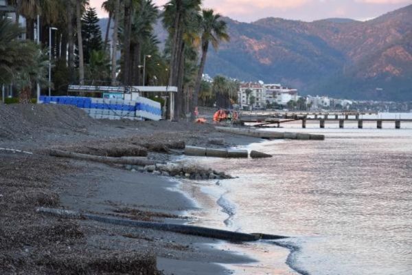Marmaris'te deniz 5 metre çekildi