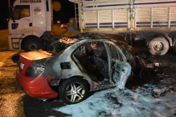 TIR'la çarpışan lüks araç, alev topuna döndü