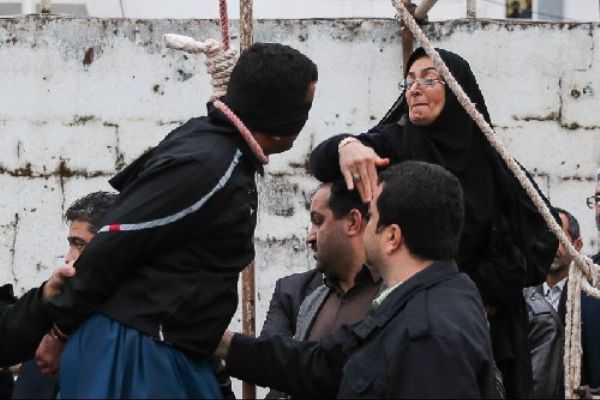 İdam ile cezalandırılan oğluna son defa sarılmak istedi