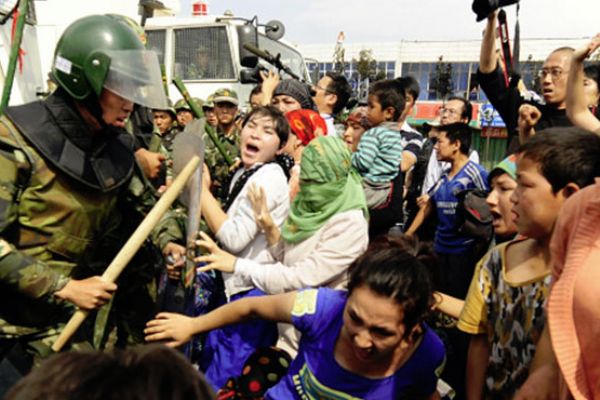 Çinli memurlar, Doğu Türkistanlı Müslümanların Kur'an ve dini kitaplarını toplayarak yakıyor