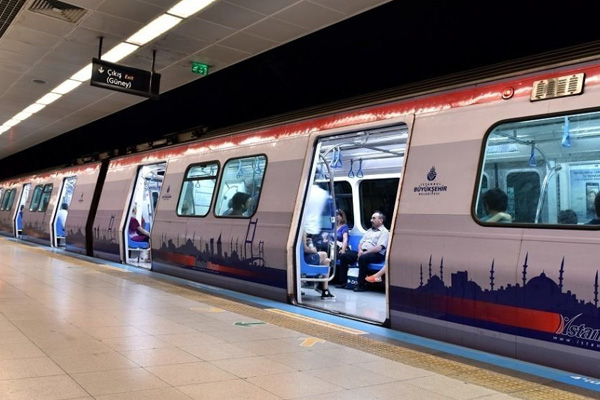 Yolcu raylara düştü! Metro seferleri durdu
