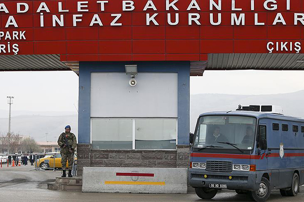 Derdest ettiği komutanın ellerini emniyet gerekçesiyle bağlamış