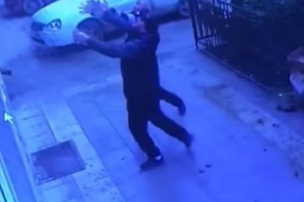 5. kattan düşen kız çocuğunun hayatını kurtardılar