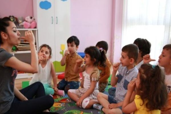 Minik öğrencilerden işitme engelli güvenlik görevlisine sürpriz