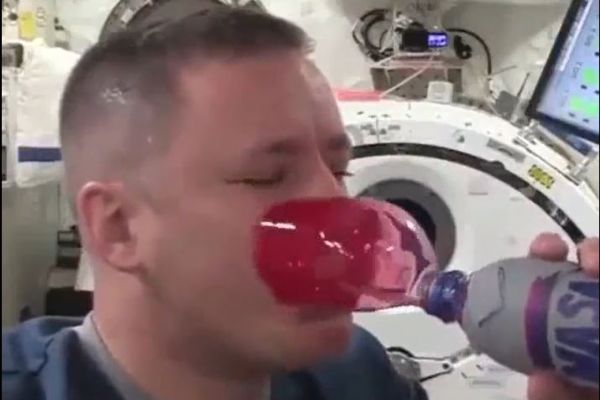 Astronotların uzayda yemek yerken ki eğlenceli anları