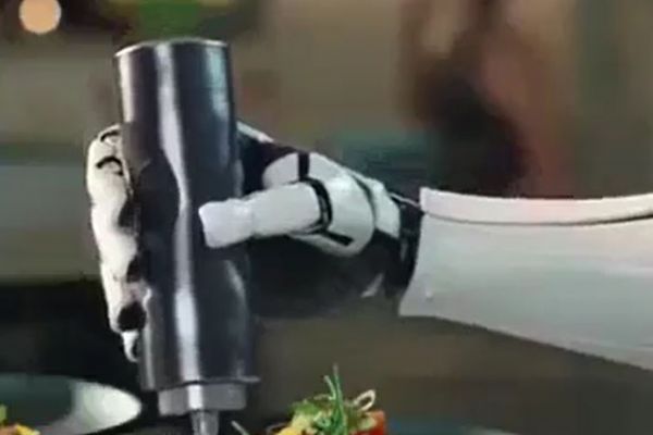 Yemek yapabilen robot üretildi